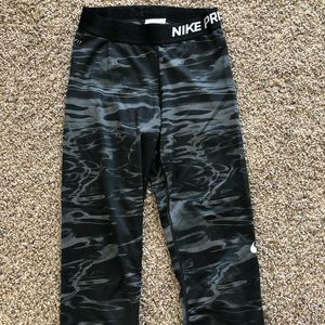 Nike pro capri leggings
